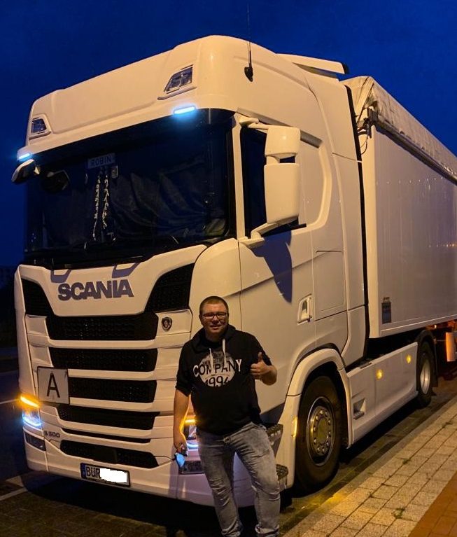 Robin Nastalie vor LKW Wissen von der Straße für die Straße.